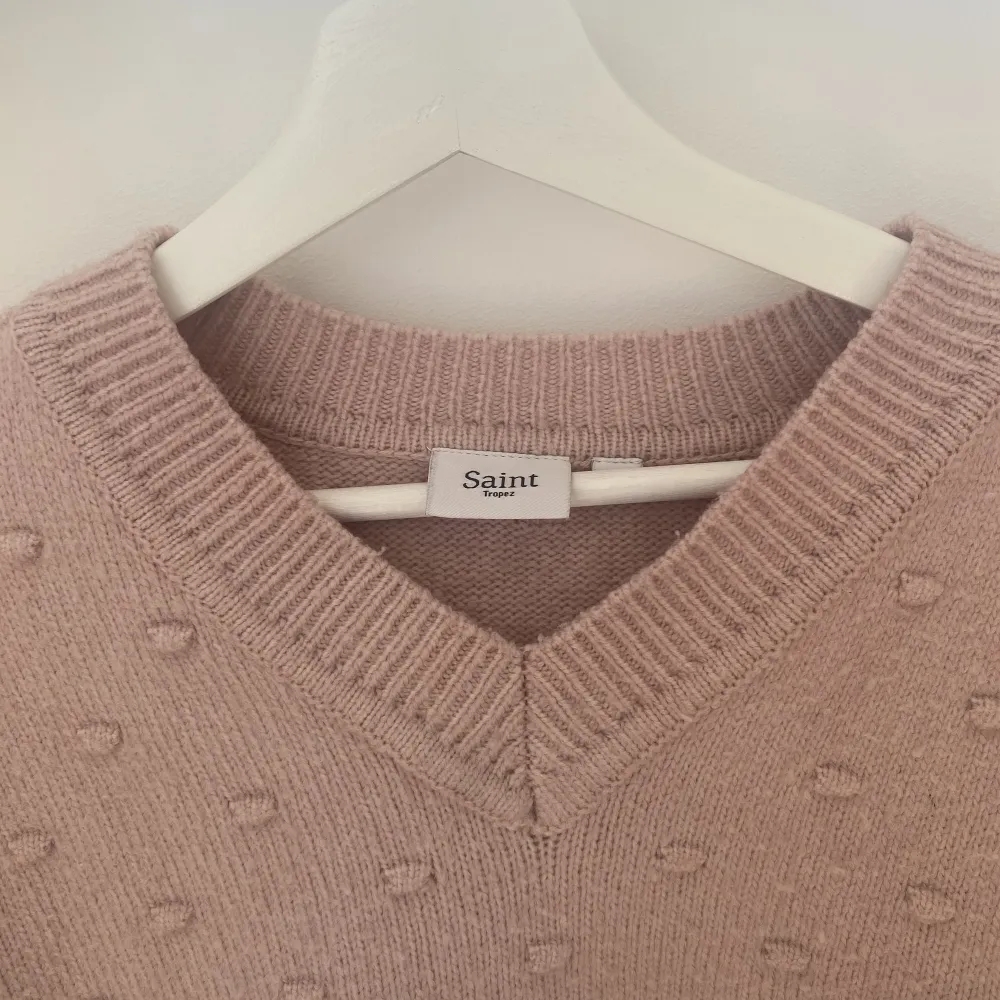 En perfekt tröja till hösten i en rosa fin färg💗💗 Storleken på tröjan är L men den passar mig perfekt som har S!. Tröjor & Koftor.