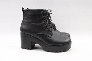 Klackar - Super goa klackar från Duffy med snygg snörning som detalj. Har en dragkedja på insida skaft. Klackhöjd ca 6 cm. Yttermaterialet är i syntet. Säljer pga växt ifrån den stilen. O.p. Ca 600kr. (egna bilder)