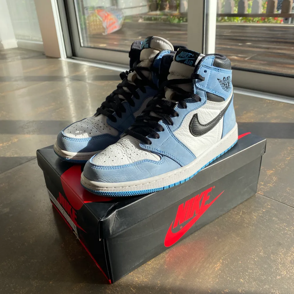 Hej!  Säljer mina Air Jordan 1 High OG UNC. Sparsamt använda och i väldigt fint skick. Endast använda under sommarmånaderna i fint väder :)  Hör av er vid frågor eller funderingar!. Skor.