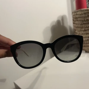 MICHAEL KORS SOLGLASÖGON  - Säljer dessa Michael kors solglasögon, inga skador eller repor, använt få gånger. Boxen till medföljer. 