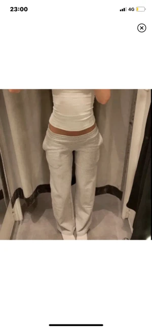 Lågmidjade mjukisbyxor  - Lågmidjade grå mjukisbyxor från bikbok, slutsålda och supersnygga! Säljer då jag har två par💗