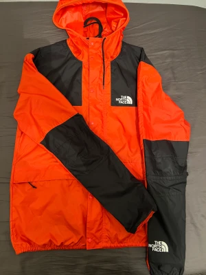 The North Face vindjacka - The North Face jacka Storlek M Riktigt fint skick Röd/Orange Köpare står för eventuell frakt
