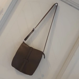 Väska - Brunbeige väska med många fack. 