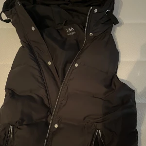 Väst Zara - En längre väst från zara som är super populär. Använt fåtal gånger