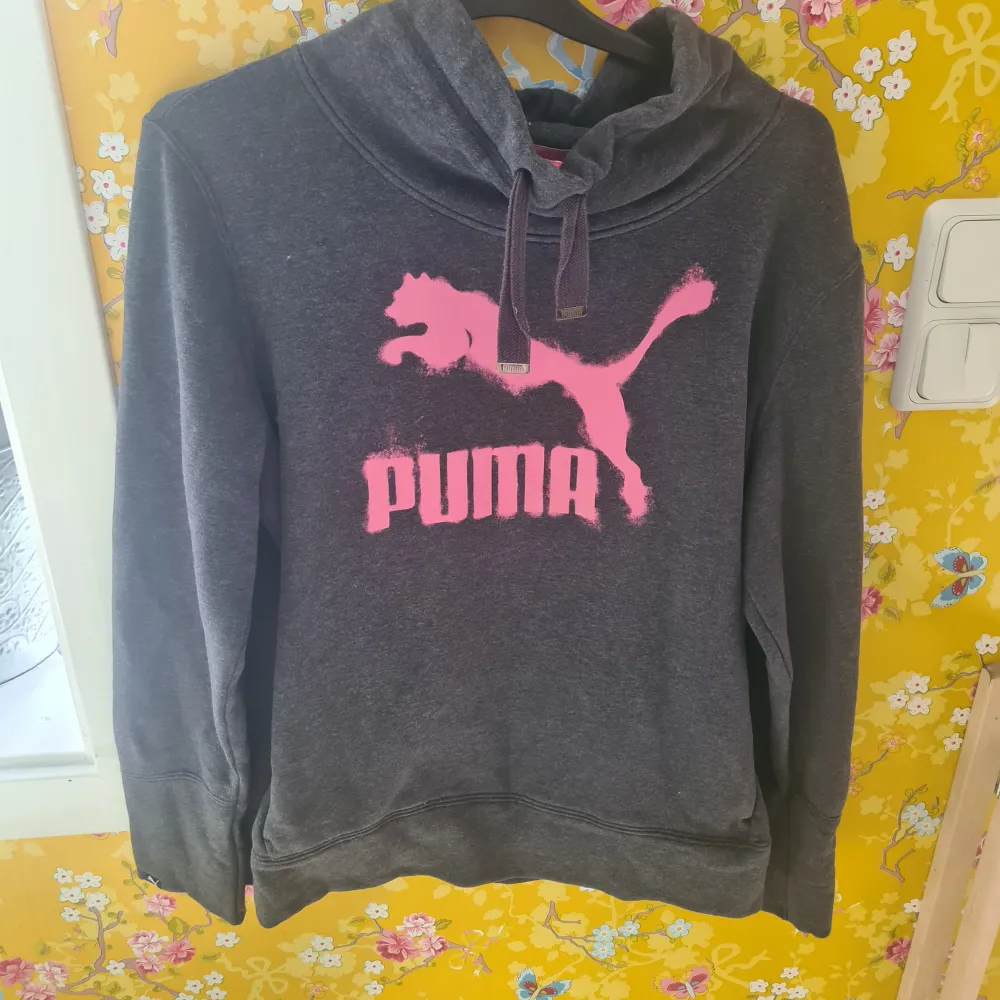 Puma tröja knappt använd. . Hoodies.