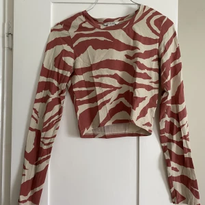 Långärmad topp - Säljer denna långärmade topp från Monki i storlek S. Den är i fint skick. Säljer för 50 kr exkluderande frakt❤️