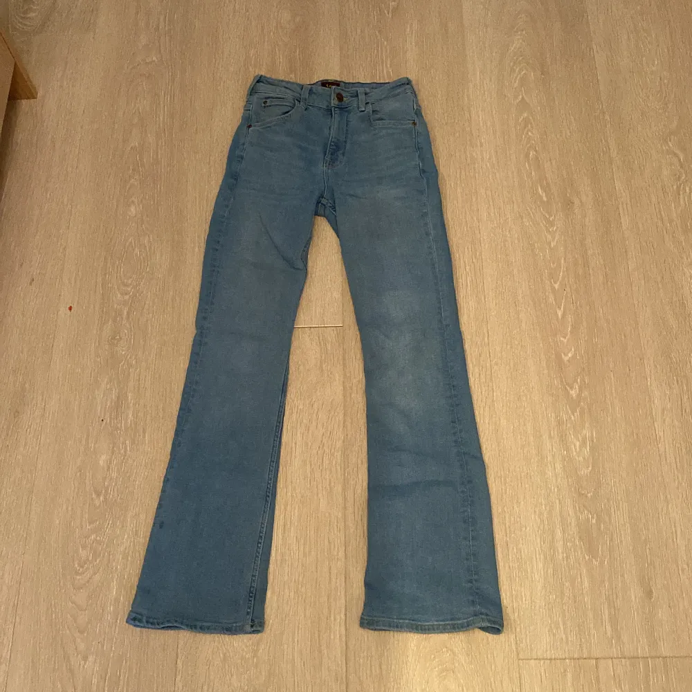 Jag säljer mina byxor för at jag inte använder dom.💕dom är använt tio gånger! Ordinär pris är 1000. Jeans & Byxor.