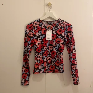 Topp  - Säljer denna blommiga topp som har prislappen kvar då jag aldrig använt den😊💕