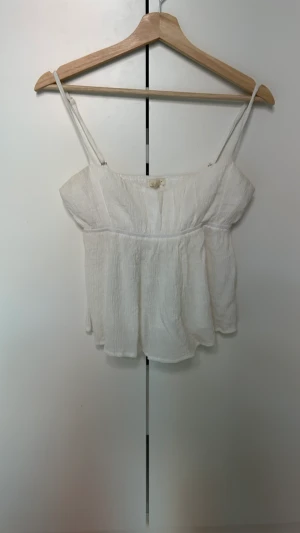 VITT LINNE PACSUN - Jätte fint linne som är köpt i usa på en butik som heter pacsun ( de är återförsäljare av brandy Melville) super fint och bra skick knappast använt. Är dock för litet för mig!! Men så fint och passar till så mycket. Pris kan diskuteras ❤️