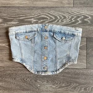 Jeanstopp - En jättefin jeanstopp från Gina i storlek L🩵 Använts 2 gånger, säljs för att det inte längre är min stil!