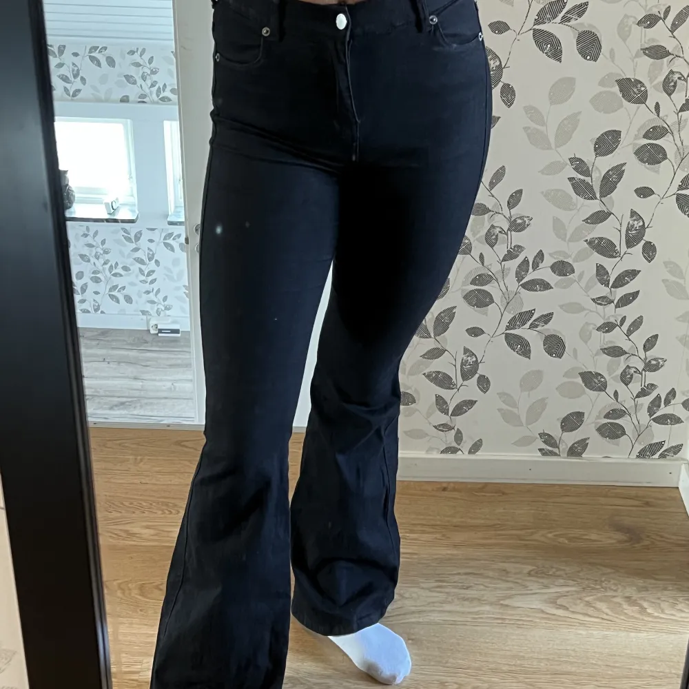 DRdenim jeans i bootcut! Mjukt material & passar mig som är 170cm! Är i färgen black 101, macy!. Jeans & Byxor.