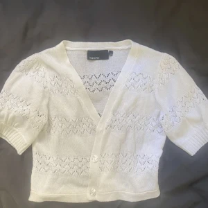 Kortärmad kofta - Saknas en knapp men finns en som kan sys på