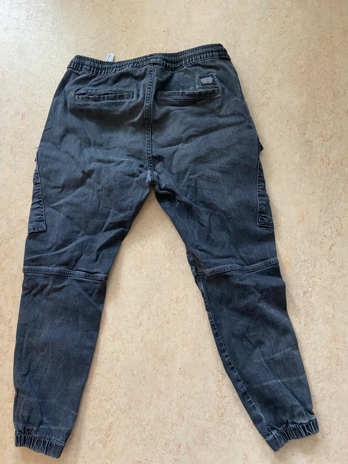 Svarta cargobyxor - 90