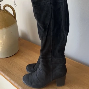 Stövlar - Svarta overknee stövlar från H&M. Storlek 40. Mockaimitation.