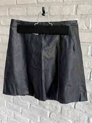 Hollister vegan läder kjol - Vegan läder kjol från hollister. Använd men inga skador.