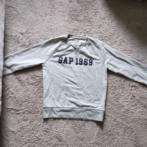 Gap sweatshirt  - Nyskick, storlek S. Från gap. 