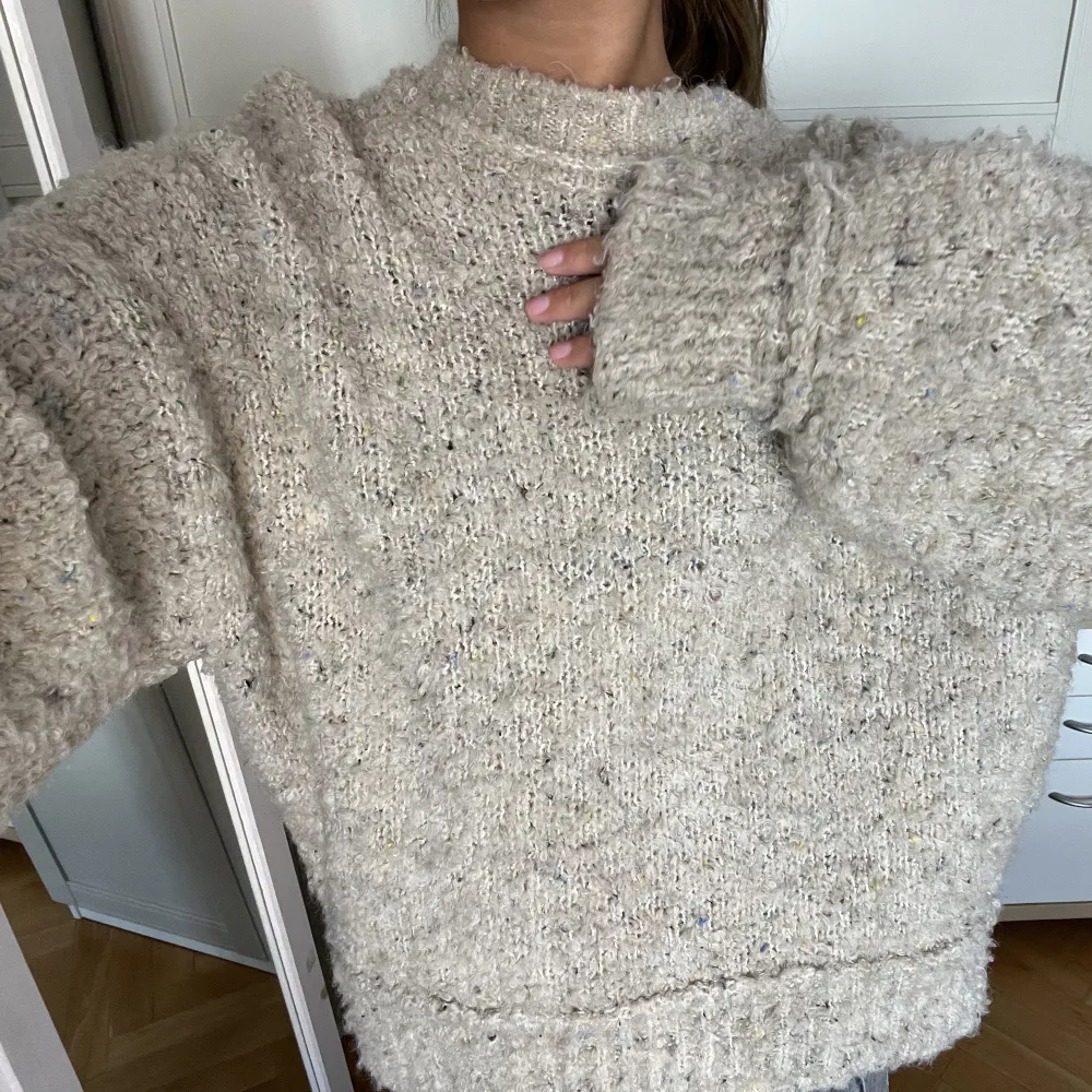 Snyggaste tjocktröjan i från Zara i storlek s (oversized). Tröjan är grå/beige med små färgglada inslag. Perfekt till hösten, sparsamt använd och inga defekter🎀💞. Tröjor & Koftor.