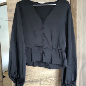 Blus - Blus med ballongärm i mycket bra skick 