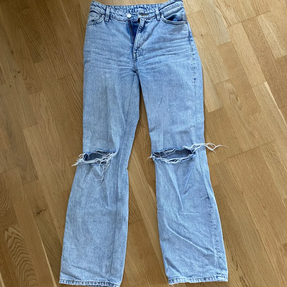 Jeans i bra skick! De är insydda från hög midja till medelhög midja. Färgen på bilden är lite miss visande. De är ljusare än på bilderna. Perfekt läng på mig som är 167. Pris kan diskuteras. Står ej för frakt . Jeans & Byxor.