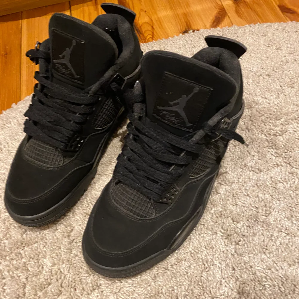 Jordan 4s black cats som nästan är oanvända säljer dom för jag ska köpa andra skor och inte intresserad av de här skorna längre där av priset. Endast använda 2-3 gånger fler bilder går att få om du skriver och priset kan disskuteras.. Skor.