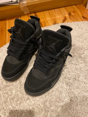 Jordan 4 black cats - Jordan 4s black cats som nästan är oanvända säljer dom för jag ska köpa andra skor och inte intresserad av de här skorna längre där av priset. Endast använda 2-3 gånger fler bilder går att få om du skriver och priset kan disskuteras.
