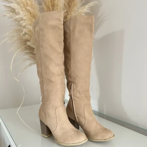 Knähöga stövlar  - Säljer dessa knähöga stövlar jag endast använt uten en gång. Det är köpte från Nelly i storlek 38. Kan dock meddela att om du har lite kraftigare vader så kan de här stövlarna vara lite tajta. Men har du normalstora eller små vader så är dessa perfekta