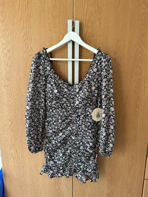 Klänning  - Jätte fin klänning som aldrig har kommit till användning i storlek xs