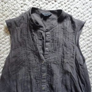 Grå klänning - Fin och skön klänning i linne-aktigt tyg. I fint skick. Köparen står för frakt 