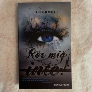 Rör mig inte! Ungdomsbok  - Säljer den första boken från den populära bokserien ”Shatter me” i svensk utgåva. Köparen betalar för frakt 💗