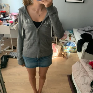 Hollister tröja - Knappt använd. Mycket bra skick💗