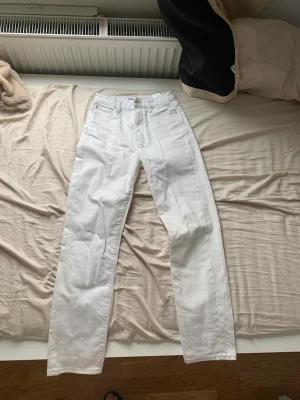 vit/beiga helt nya byxor - aldirg använda byxor. skit snygga men för stora för mig tappade bort kvittot o kunde it lämna tillbaka de. från Hm original pris 400kr säljer för 200kr❤️