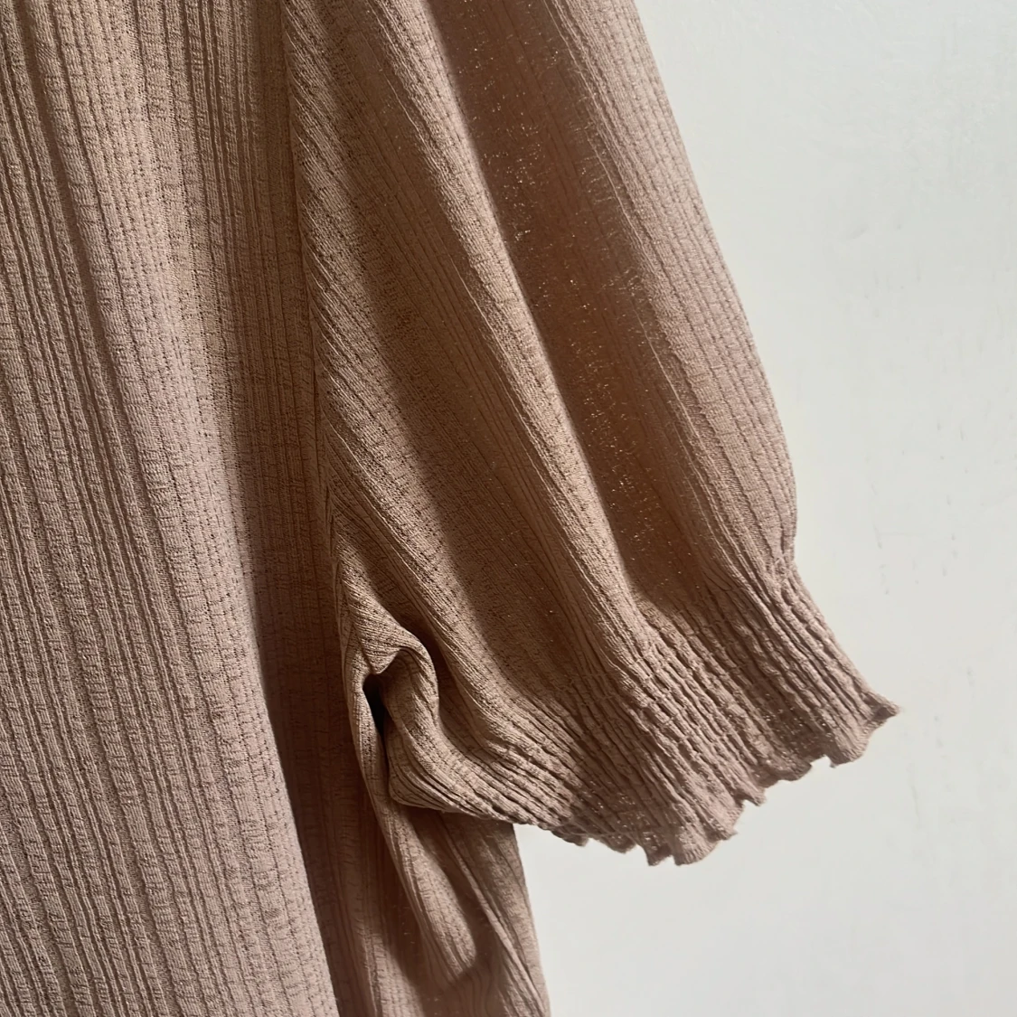 Beige blus med fina detaljer.  - 90