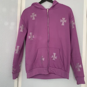 Kors hoodie - Fet lila hoodie med massa diamant kors överallt väldigt mjuk knappt använd
