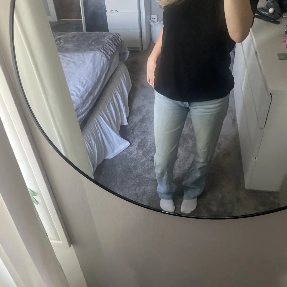 Ljusblåa jeans med midwaist från zara i storlek 26💓. Jeans & Byxor.