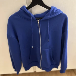 Blå tröja  - Säljer denna blåa tröja i stolen S då ja aldrig andvänder den längre. I bra skick och ba andvänd några fåtal gånger!