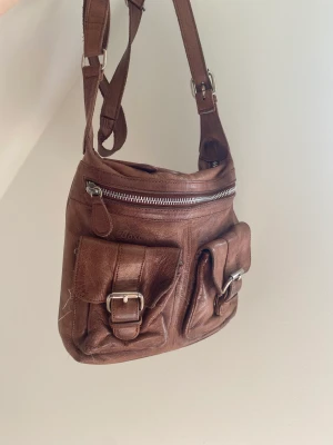 Brun väska - Cool brun axelväska!