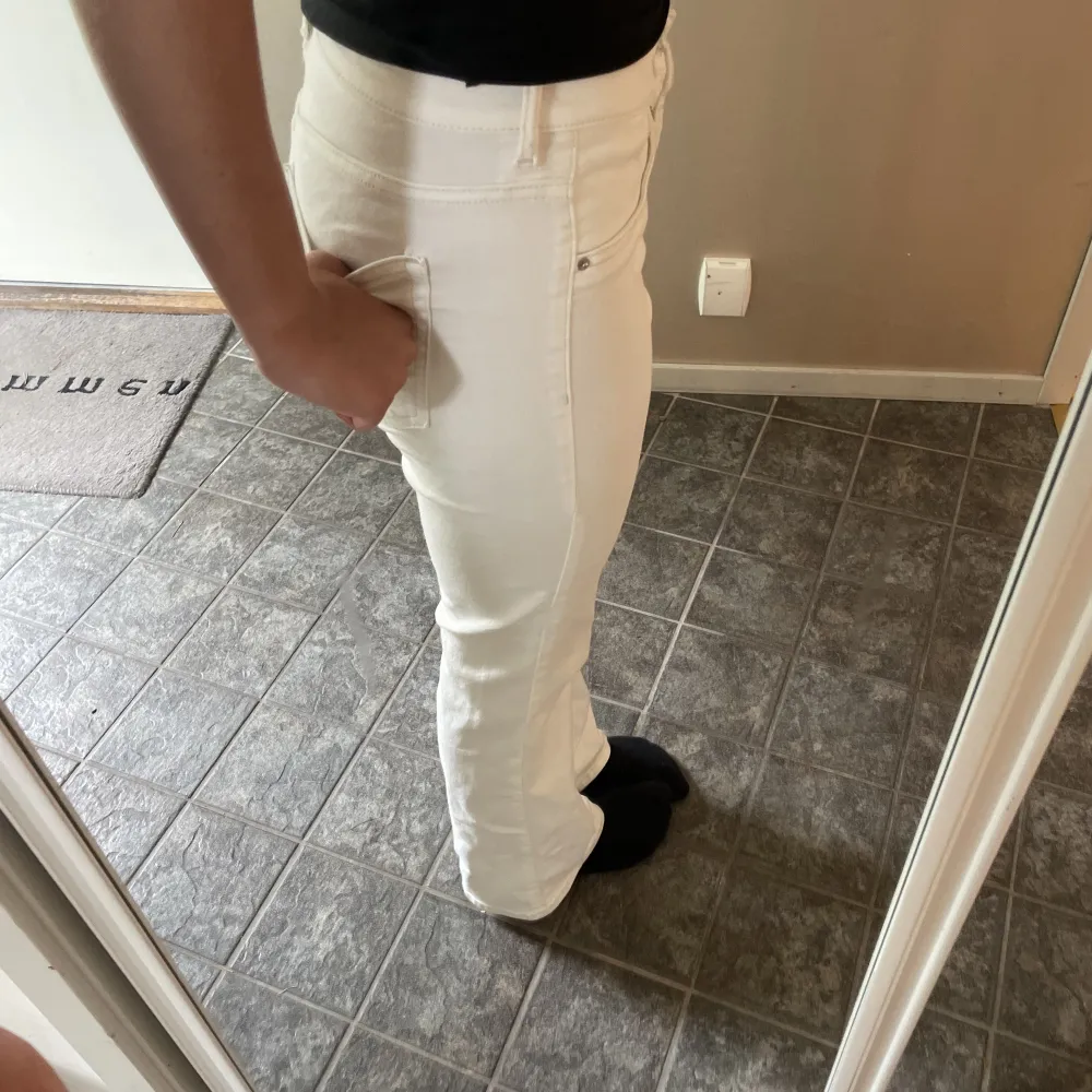 Supersnygga vita jeans💗 endast använda 1 gång💗. Jeans & Byxor.
