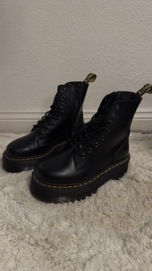 Dr. Martens Jadon - Skorna är i riktigt bra skick då de endast är använda 1-2 gånger. Skorna var dock i fel storlek och därför kommer de inte till någon användning. Priset kan diskuteras vid snabb affär 