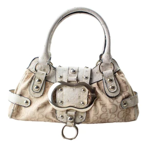 Guess Väska - Äkta Guess vintage väska 💼   Det e den större versionen på den i 1a bilden!  Bra skick inga större skråmor!  Används sällan men väldig bra å praktisk med många olika fack, samt ett väldigt fint tiger typ av mönster innuti väskan