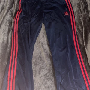 Adidas byxor - Adidas Straight byxor ✅ Tvär sköna Storlek M ✅ Kan fraktas ✅ 100kr✅ Mörk blåa ✅