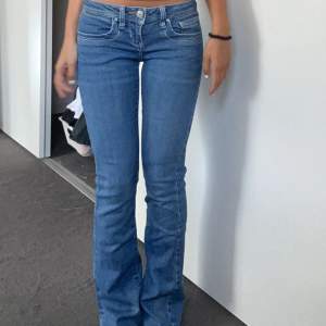 Säljer mina ltb bootcut jeans i den populära modellen valerie. Dem är lågmidjade och sitter jättebra, säljer då jag har flera liknande. Skicket är superbra och är som nya. Nypris 700kr 