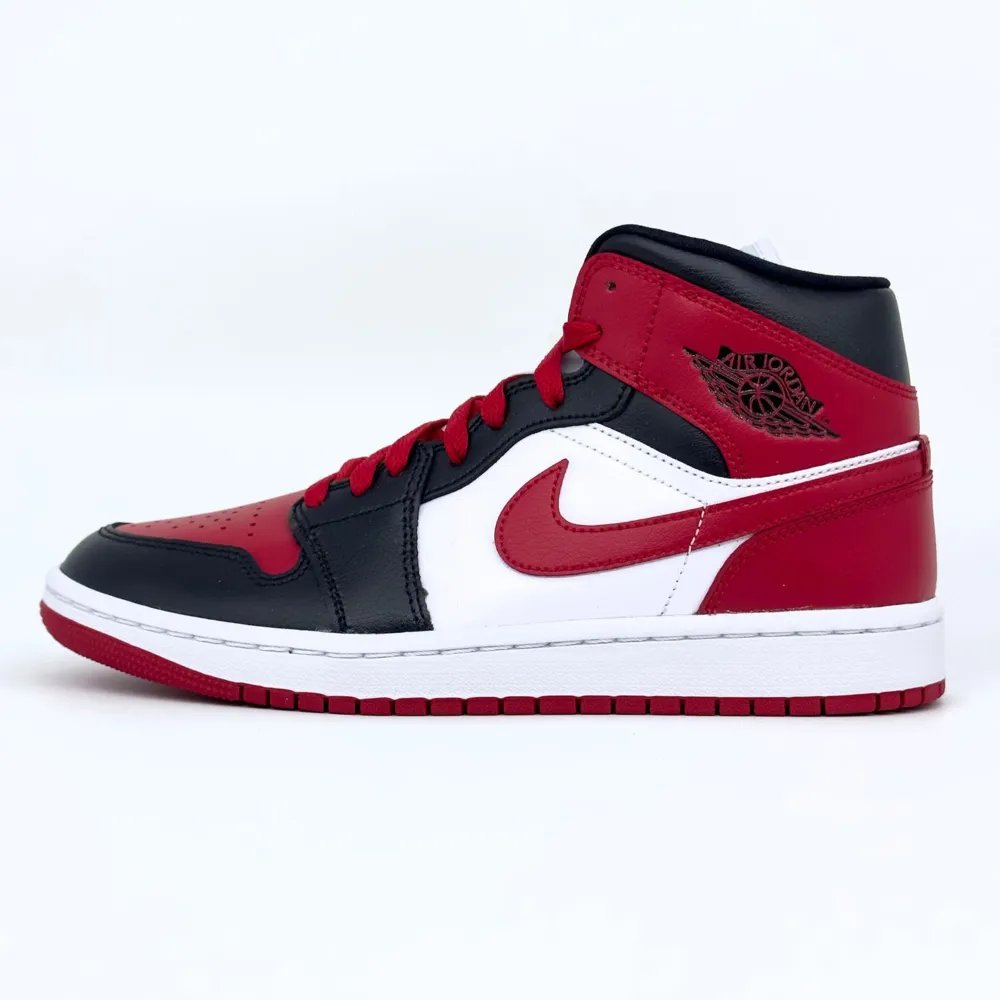 Säljer mina röda Jordans då dom inte kommer till användning längre köpte för ungefär 2000kr från Nike ❤️. Skor.