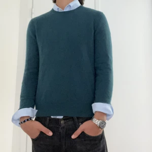 Uniqlo kashmir pullover  - Säljer min kashmirtröja fron uniqlo då jag växt ur den. Storlek S i en grön färg som inte längre säljs. Riktigt fint skick, hojta till för mer bilder eller info! 💫🏌🏽