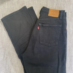 Levis jeans - Ribcage Levis jeans, stretch, mycket gott skick. Tajta upptill, lite vida men raka nedtill.