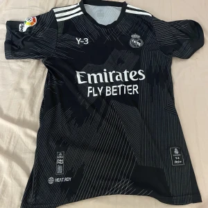 Real Madrid  - Hej, säljer en väldigt sällsynt Real Madrid Tröjan är väldigt bra skick och använda några enstaka gånger. Storelk M. Hör av er! 