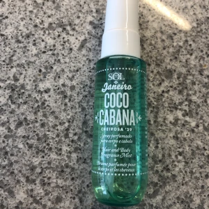 Sol de janeiro Coco Cabana - Sol de Janeiro body mist som luktar cocos!💗 fräsch doft och ej använd💗