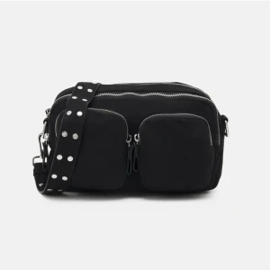 Gina tricot väska  - Säljer min väska från Gina tricot. Har det korta bandet och ett band som liknar det originala långa bandet. Pris kan diskuteras. Hör av er vid frågor💖