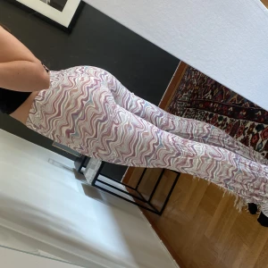 Byxor Pull & Bear - Coola byxor från Pull & Bear med swirly design. Flare modell. Den har resorband vid midjan bak på byxorna och har ett fint ”kostymbyxor liknande” material (alltså inte leggings material).  Fint skick behövs bara strykas lite längst ner.