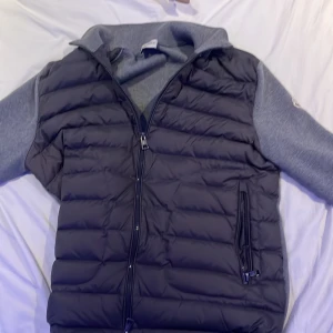 Moncler cardigan stl 1  - Jag säljer min moncler cardigan för den har blivit för stor nypris 6000