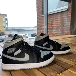 jordans  - hej säljer ett par jordans i storlek 38! skorna är grå o svarta nästan aldrig kommit till användning så dom är i i nyskick. Skorna är mid pris kan diskuteras💞💞💞